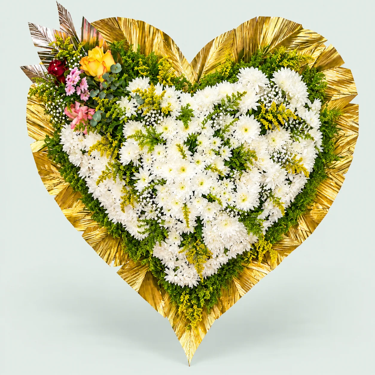 Coroa em formato de coração com flores brancas e acabamento dourado