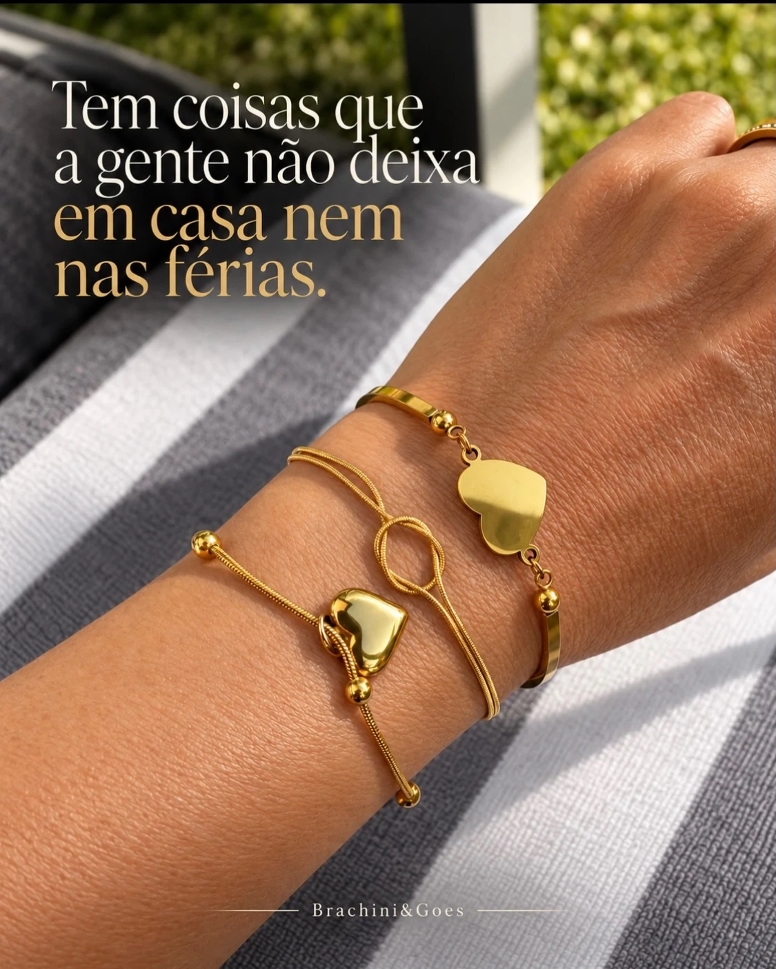 Pulseiras douradas com corações da Brachini&Goes
